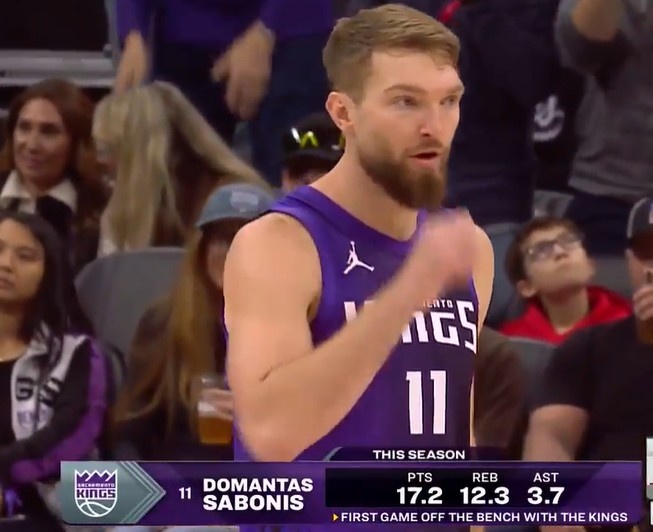 开云体育app下载-欢迎回来！小萨复出&amp;国王生涯首次替补登场 全场观众欢呼鼓掌！